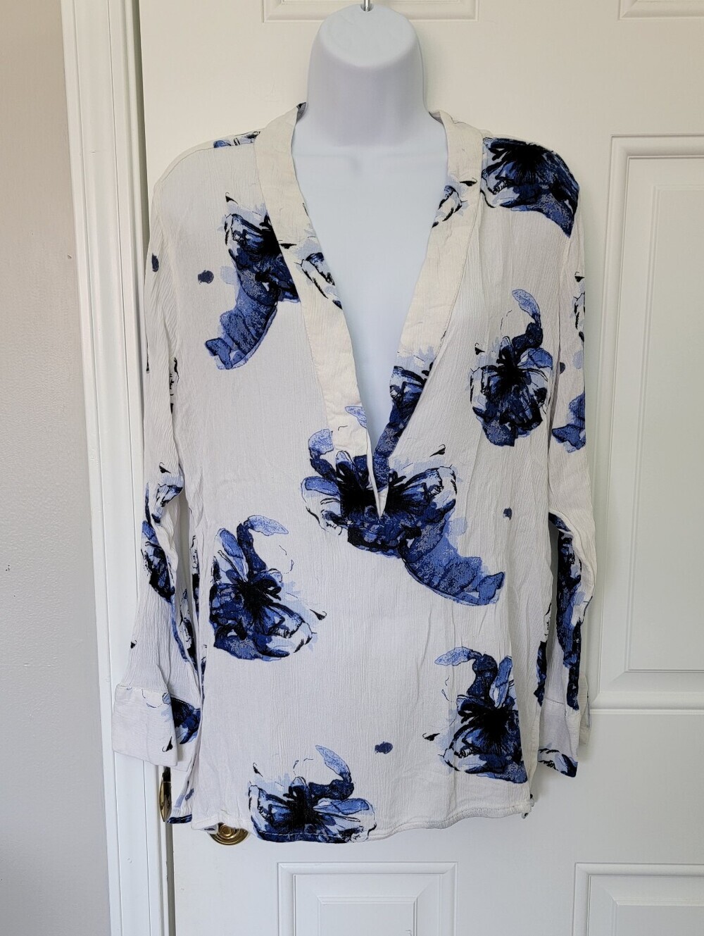 H & M LOGG White Blue Deep V Neck Gauzy Abstract Floral Tunic Top Size 14
